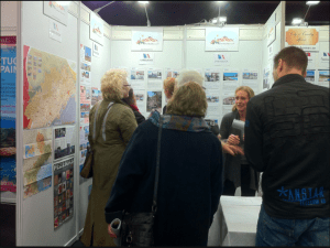 Hugade spekulanter fyller den lilla montern