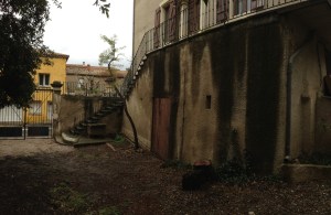 Garageväggen före...