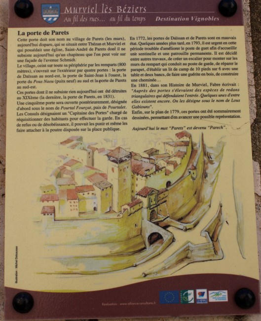 Här och var sitter små informativa skyltar för den historieintresserade