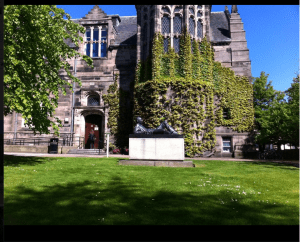New King's College, Aberdeen med "The Reclining Student" (maj 2011)