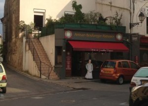 Utanför bageriet står naturligtvis en bagare