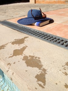 Torkar händerna efter bad och fortsätter läsa