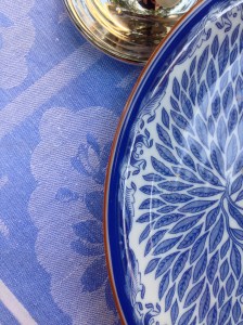 …på födelsedagspresenten - Rörstrands Ostindia Floris och nystruken nostalgiduk från barndomshemmet