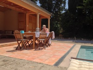 En kort stund i solen innan siestan. Själv lämnade jag endast skuggan under parasollet för att bada.