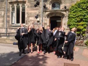 Och mössorna upp i luften!