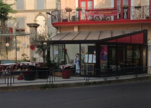 I Léas uterum står förstås en servitris