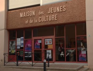 I ungdomscentret hänger ytterligare ett gäng