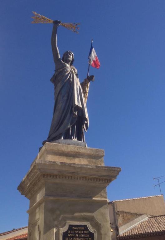 Lättklädd dam utanför maireriet