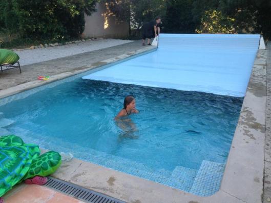 Pooltäcket rullas ut för kvällen men vissa dröjer sig kvar...