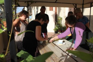 Alla provar. Alla gör fel. Milis instruerar. Igen.