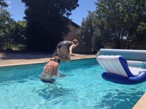 Sus och Erik hoppar i poolen