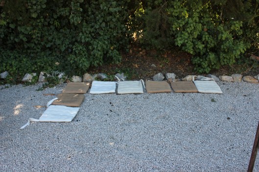 Kuddar på backen för att hjälpa ögonen förstå hur stor plats en murad soffa skulle ta.