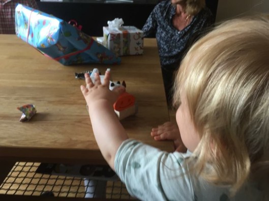 Leker med kotraktor från oldemor