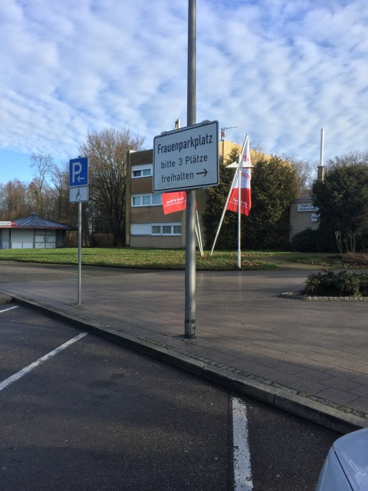 Vet inte om jag skall känna mig smickrad över omtanken eller kränkt av att förväntas vara i behov av skydd...?