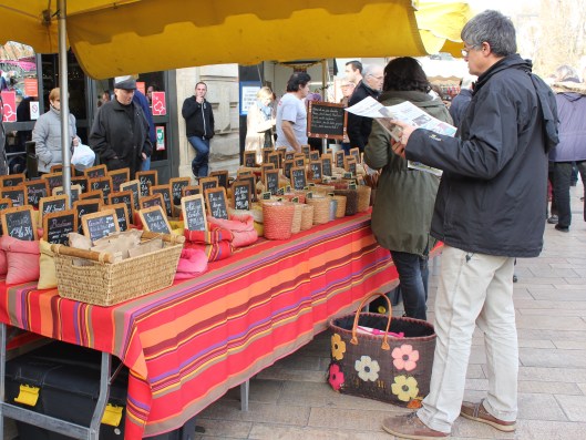 Om söndagen läser en tidningen. Den blommiga korgen har hängt med ett tag.