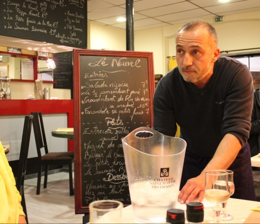 Lokalt vin från St Martin och ett lagom stort urval rätter presenteras av nye proprietairen. 