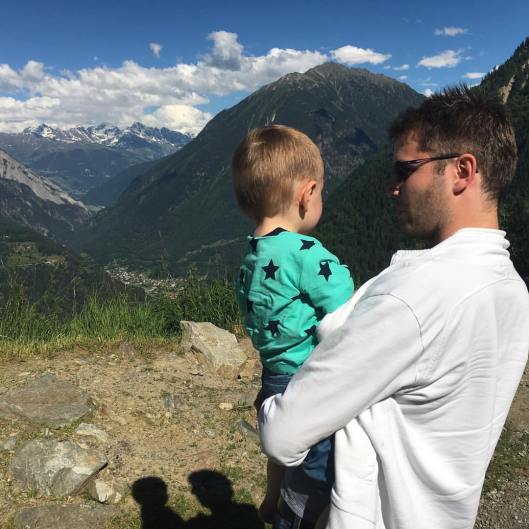 Bertils mamma mms:ade bilden på far, son och alptoppar