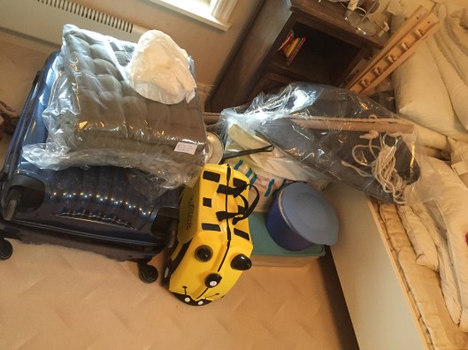 Bertils resekit i gul väska längst fram - den fylls på efter hand!