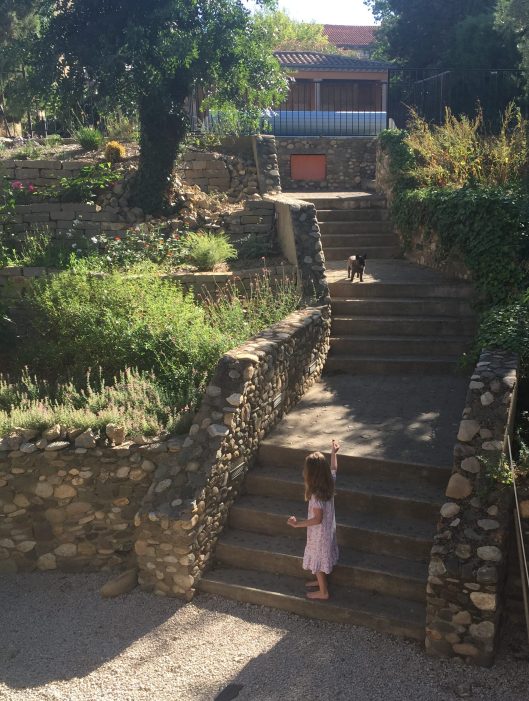 Ingrid försöker få med sig Wilda nerför trappan