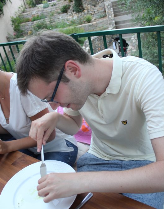 Bertilpappan plockar ut det ätbara till den ivrigt väntande sonen