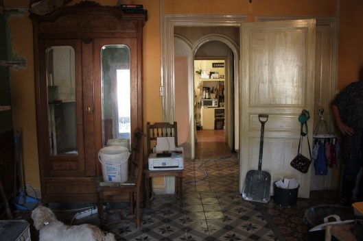 I fonden köket, i förgrunden väggar och portal som kommer att rivas. Och ser ni golvet?