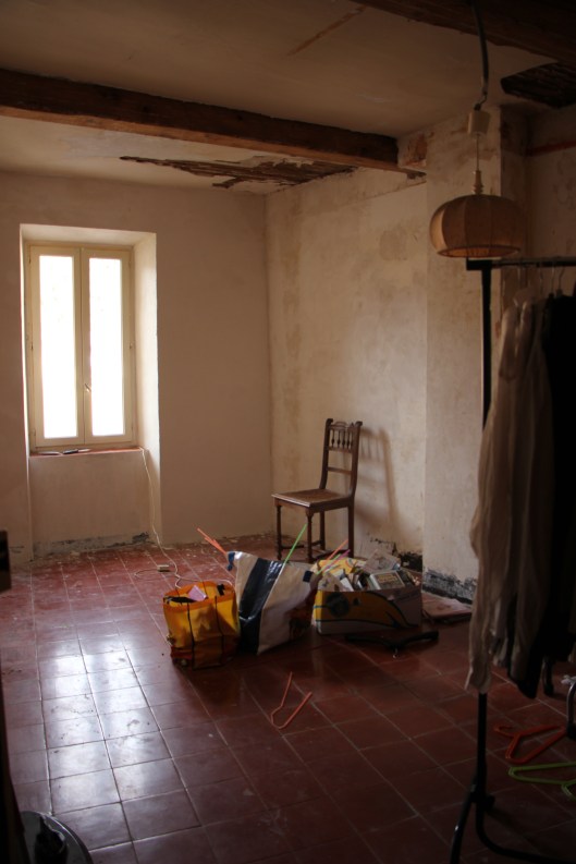 Tildes rum med thomeller i original på golvet och de gamla bjälkarna befriade från sina fula lådor.