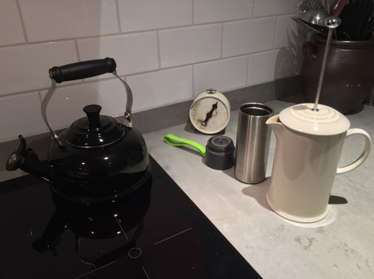 Tjutande vattenkanna och presskanna från Le Creuset gör morgonritualen lite lättare...