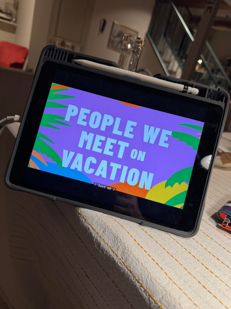 En surfplatta som visar texten 'PEOPLE WE MEET ON VACATION' med färgglad bakgrund.